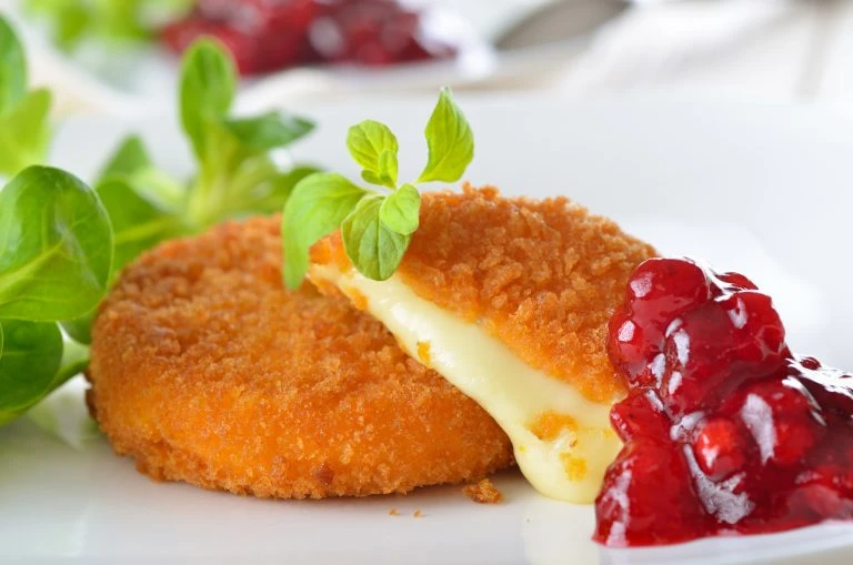 Knusprig gebackener Camembert mit Preiselbeeren