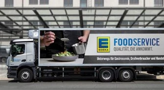 edeka-foodservice-lkw-belieferung-zustellung-unterwegs-strasse-1024x340 (1)